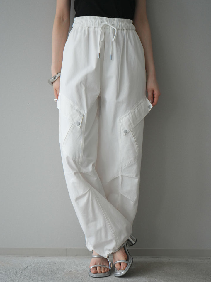 [予約]タックデザイン裾ドロストカーゴパンツ/white