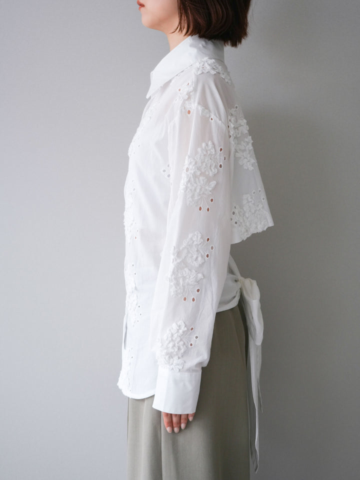 [予約]バックリボンフラワーエンブロイダリーシャツ/white