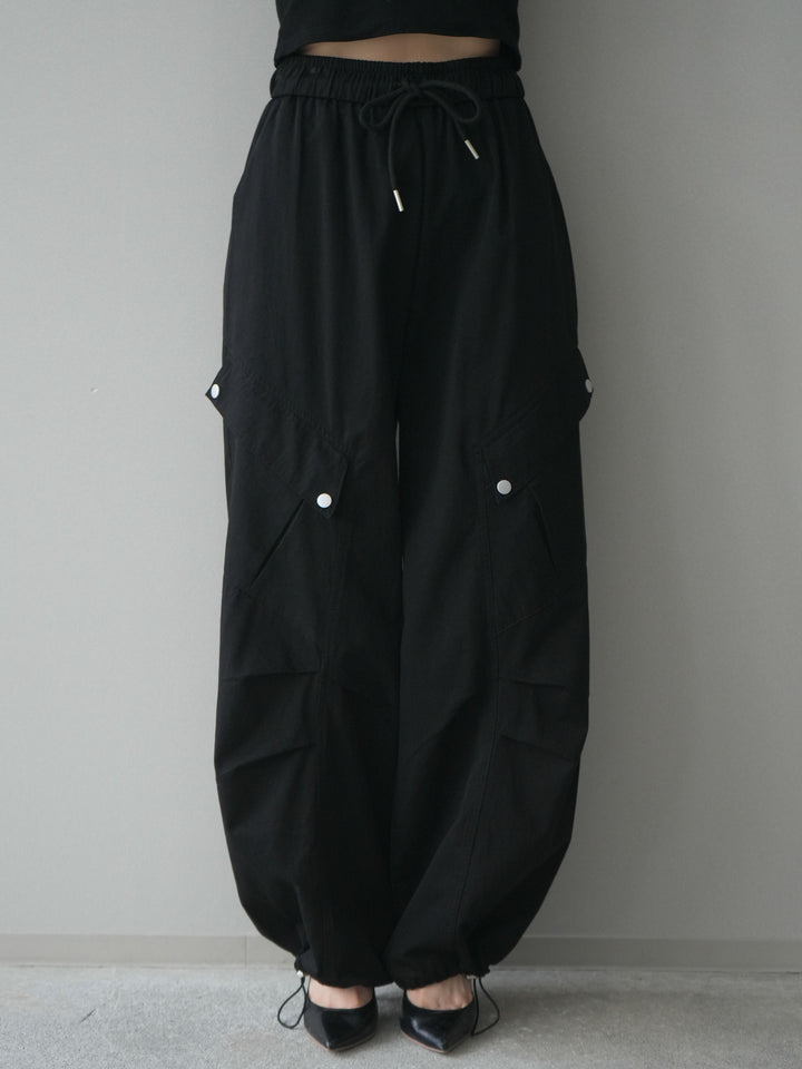 [予約]タックデザイン裾ドロストカーゴパンツ/black