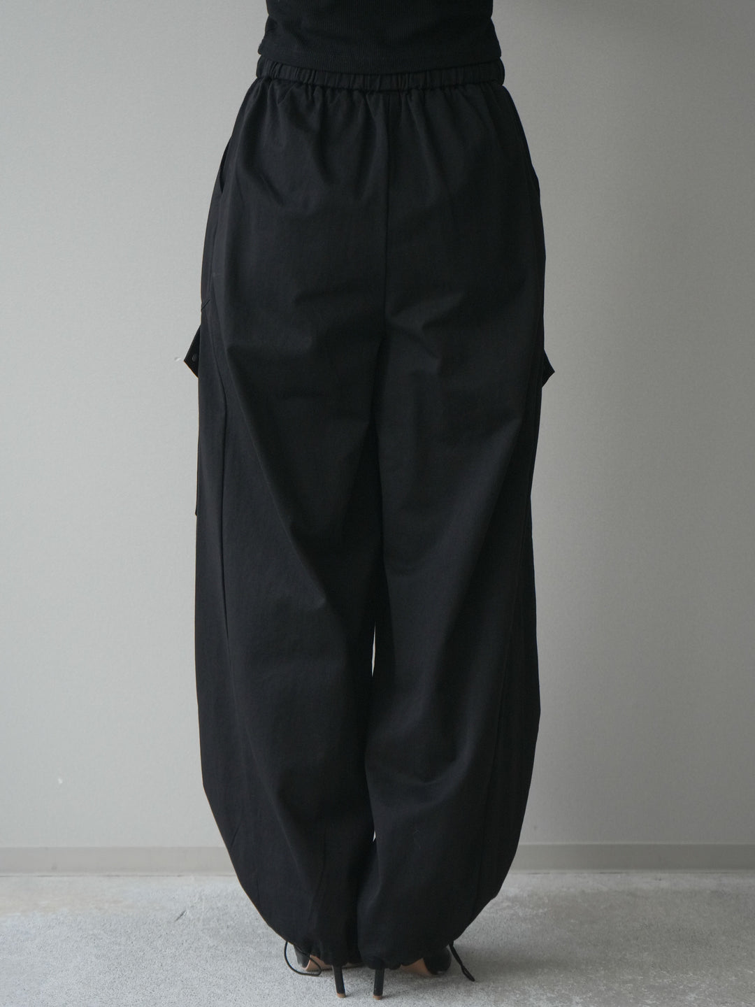 [予約]タックデザイン裾ドロストカーゴパンツ/black