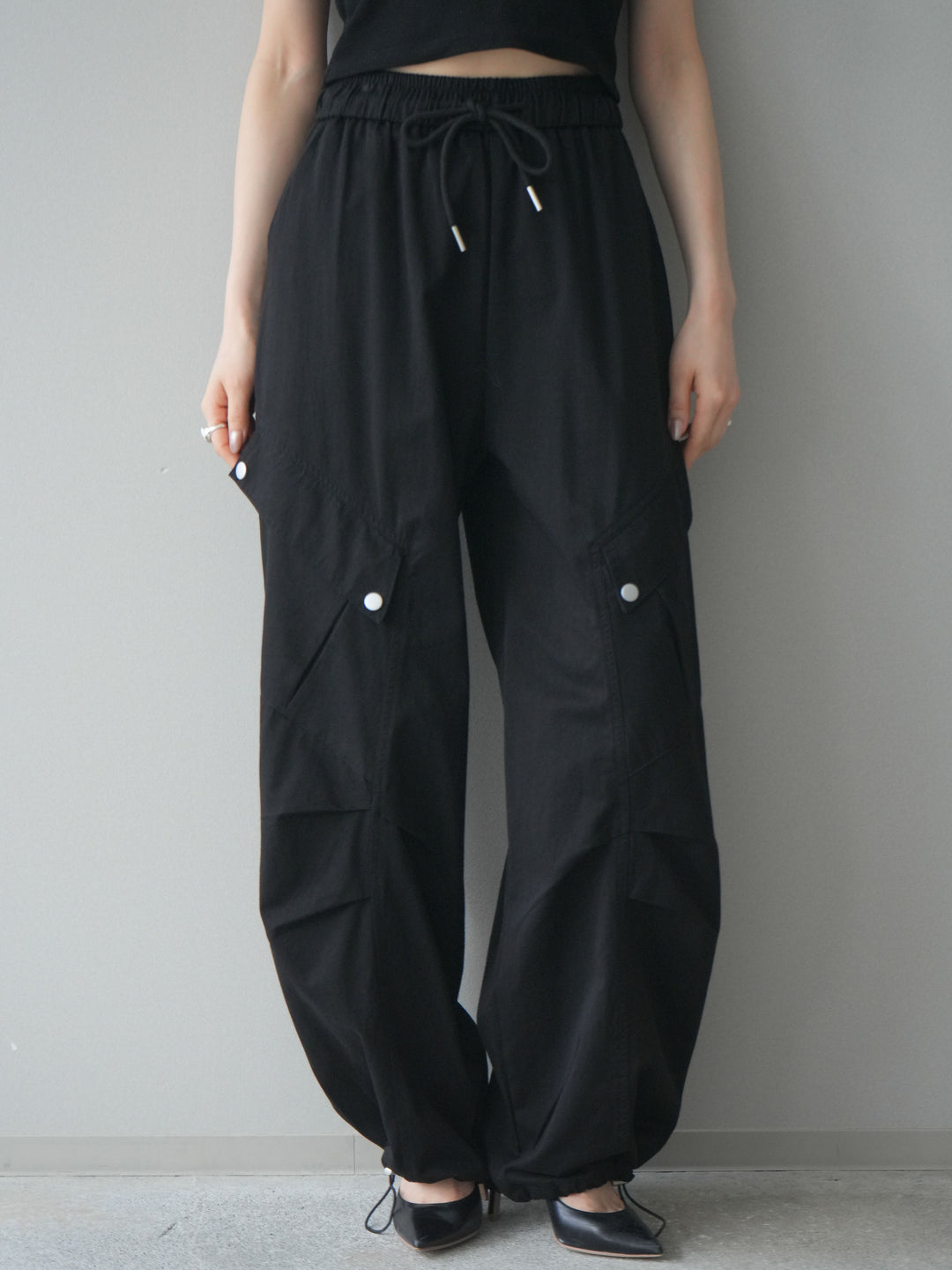 [予約]タックデザイン裾ドロストカーゴパンツ/black