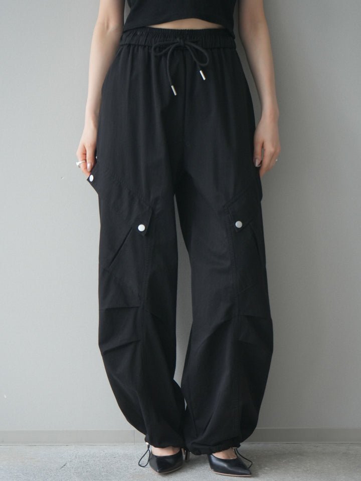 [予約]タックデザイン裾ドロストカーゴパンツ/black