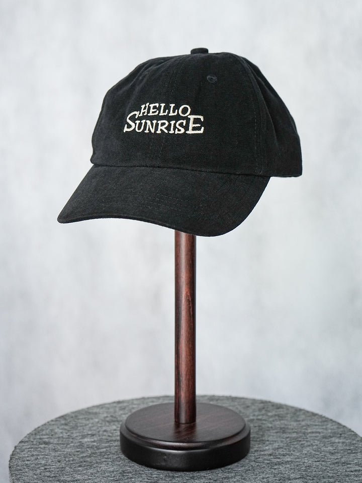 [予約]HELLO SUNRISEロゴ刺繍ピーチスキンCAP/ブラック