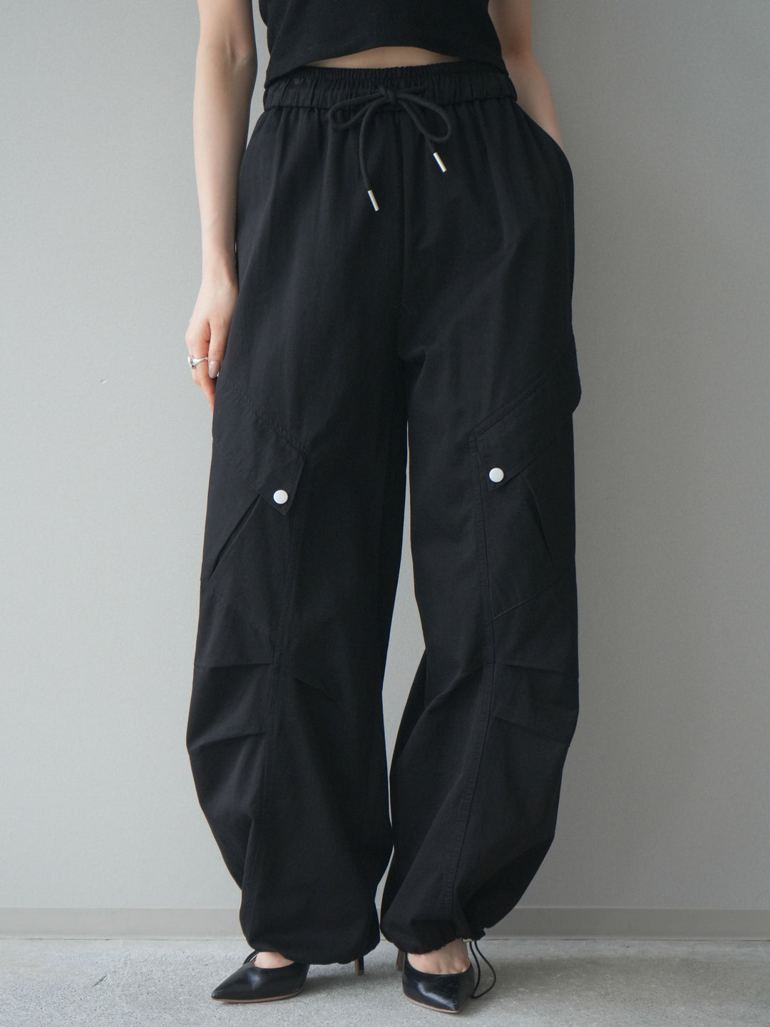 [予約]タックデザイン裾ドロストカーゴパンツ/black