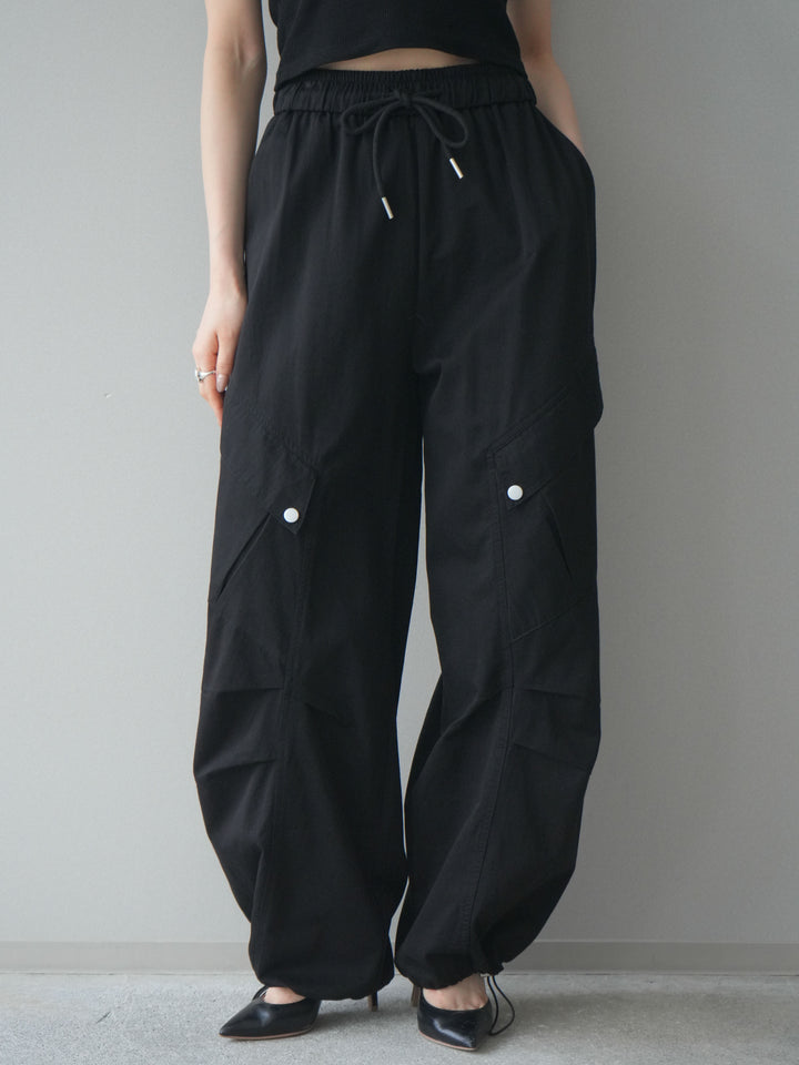 [予約]タックデザイン裾ドロストカーゴパンツ/black