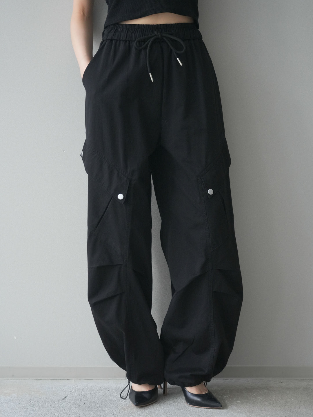 [予約]タックデザイン裾ドロストカーゴパンツ/black