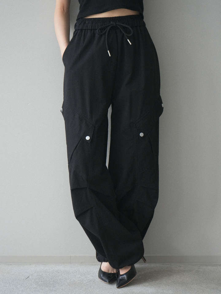 [予約]タックデザイン裾ドロストカーゴパンツ/black
