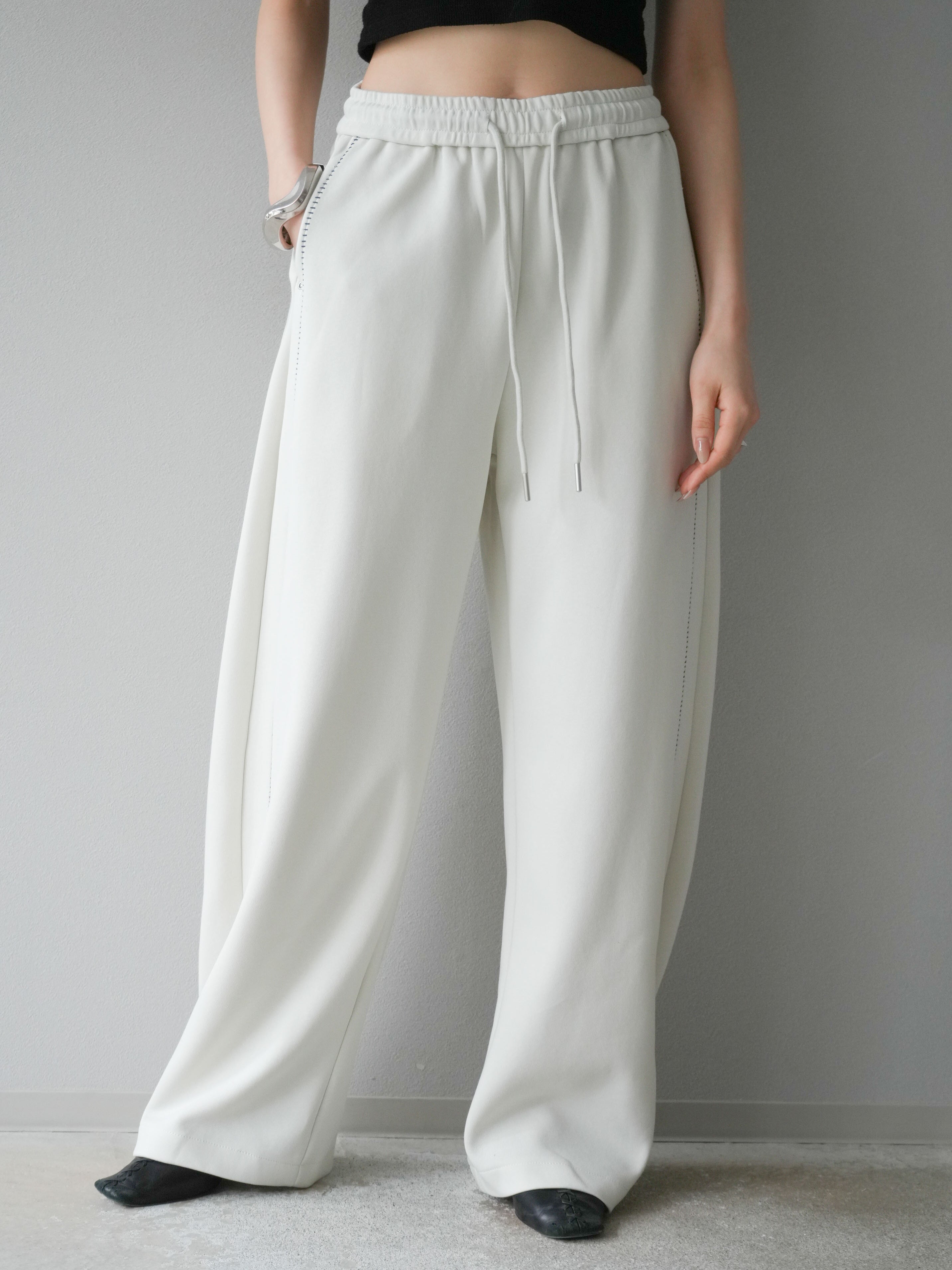予約]ハンドステッチ風スウェットパンツ/アイボリー – Lumier