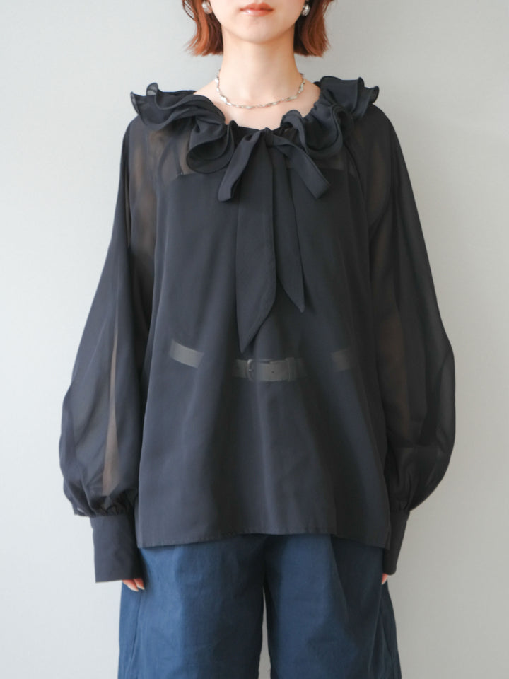 [予約]ラッフルネックシアーブラウス/black