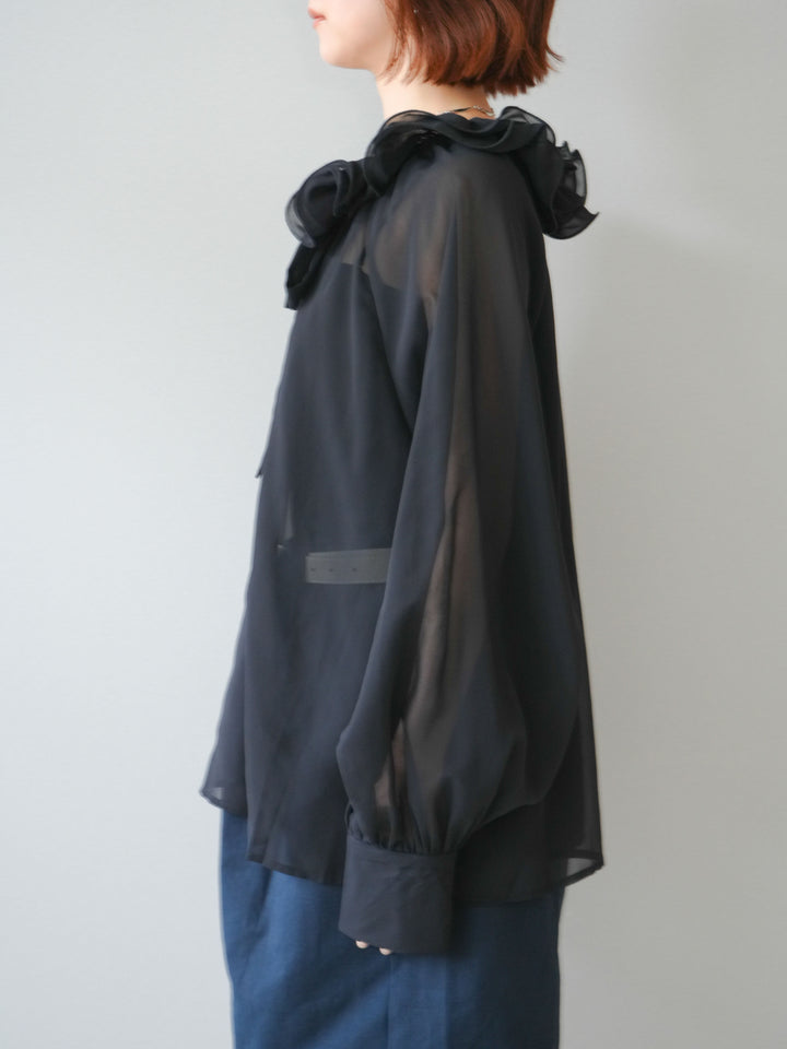 [予約]ラッフルネックシアーブラウス/black