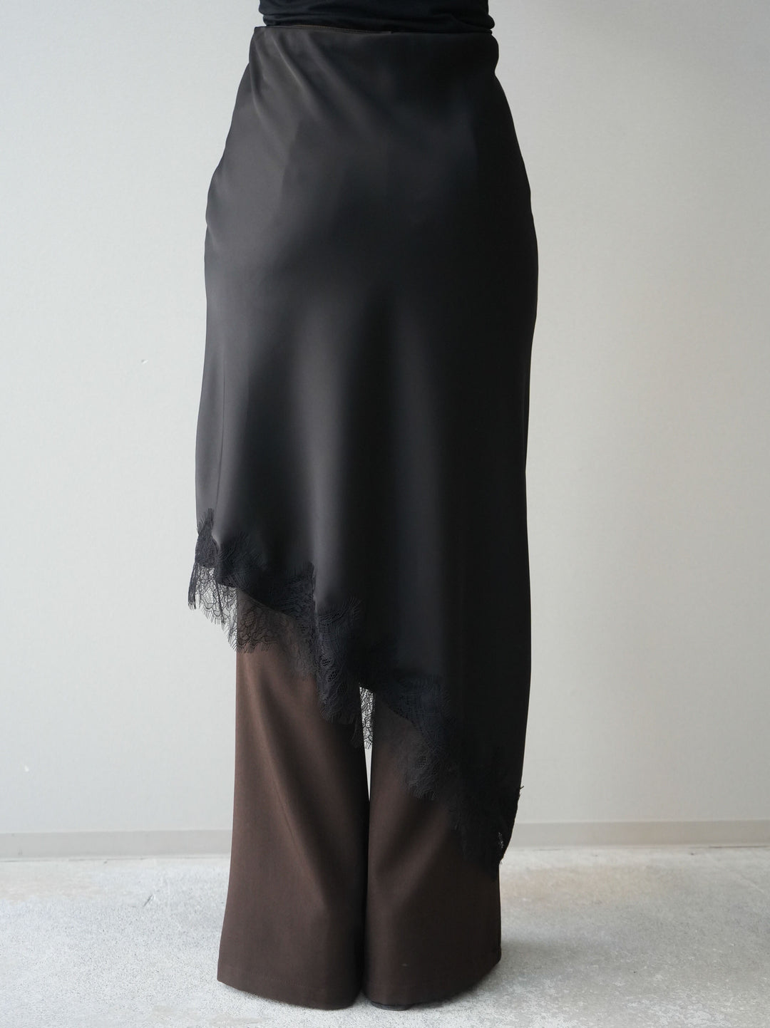 [予約]サテンライクアシメレーススカート/black