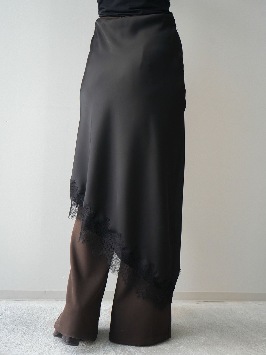 [予約]サテンライクアシメレーススカート/black