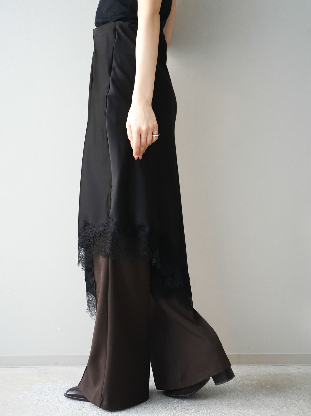 [予約]サテンライクアシメレーススカート/black