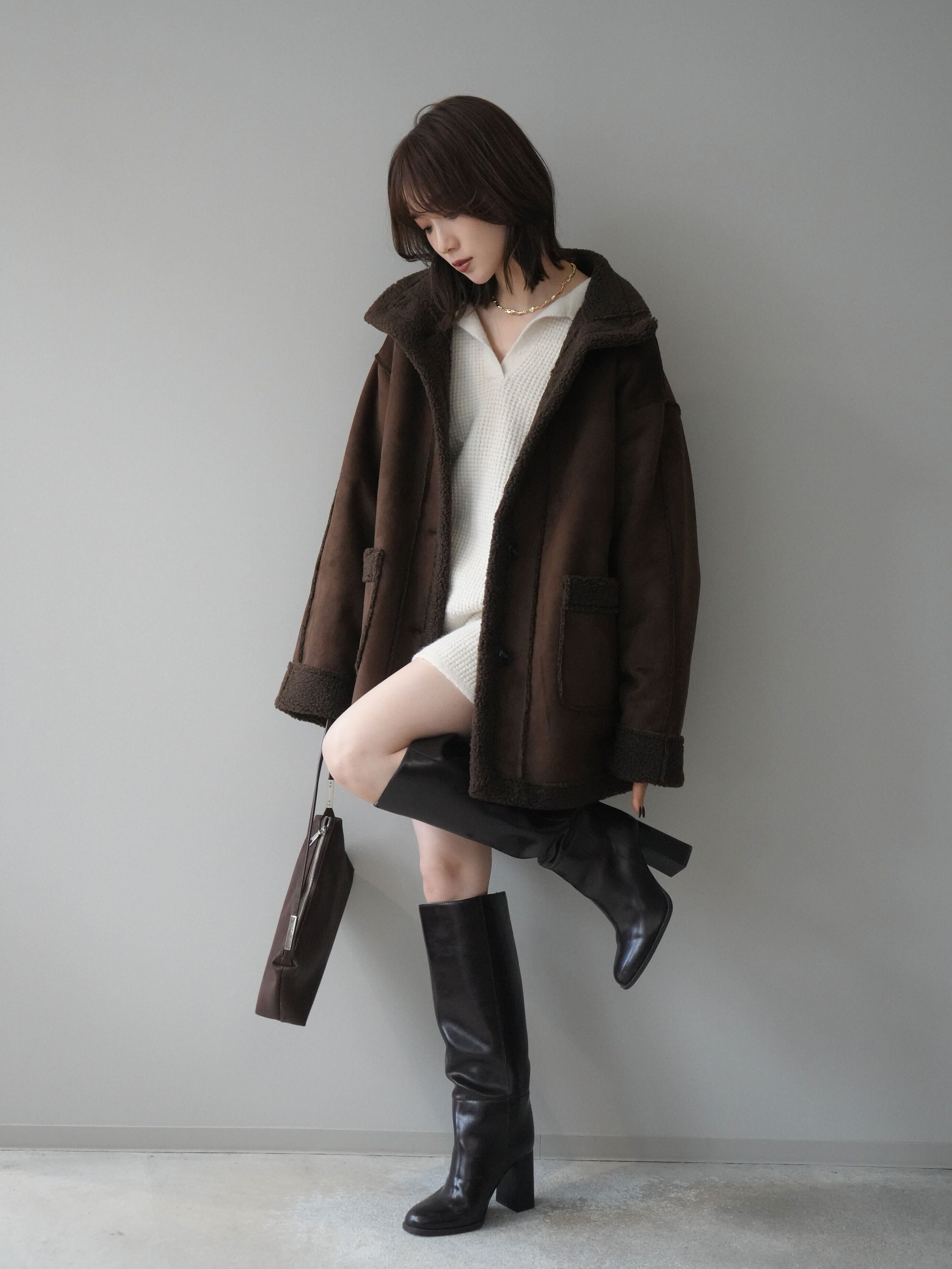 予約]スタンドネックフェイクムートンミディアムコート/brown – Lumier