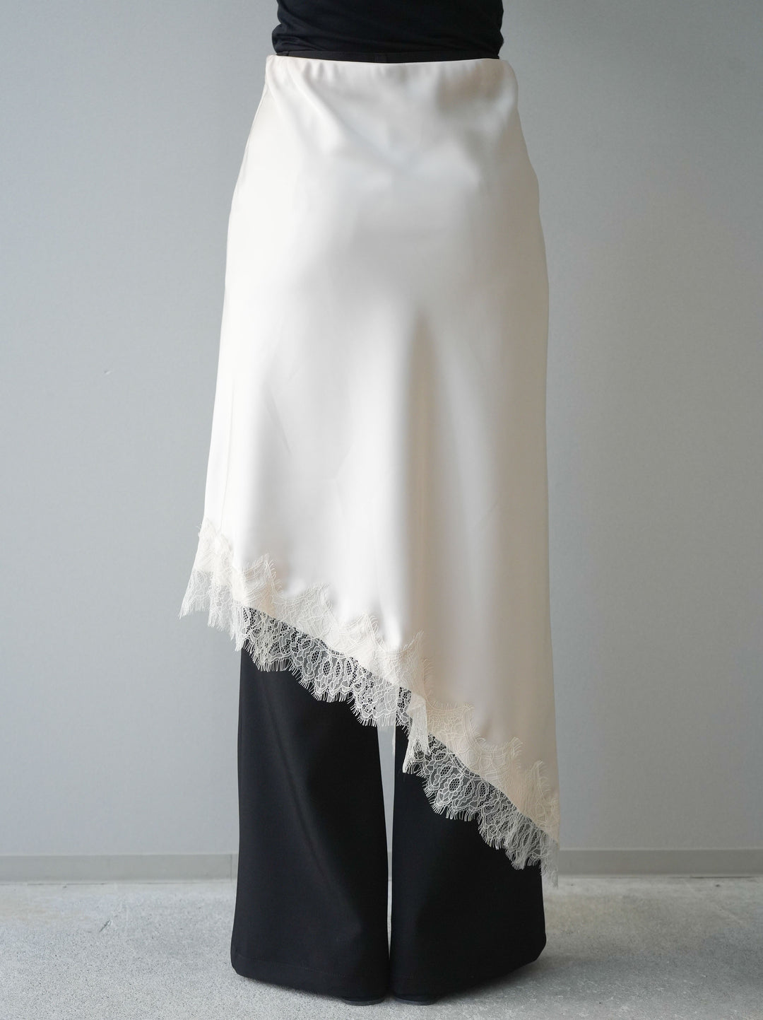 [予約]サテンライクアシメレーススカート/beige