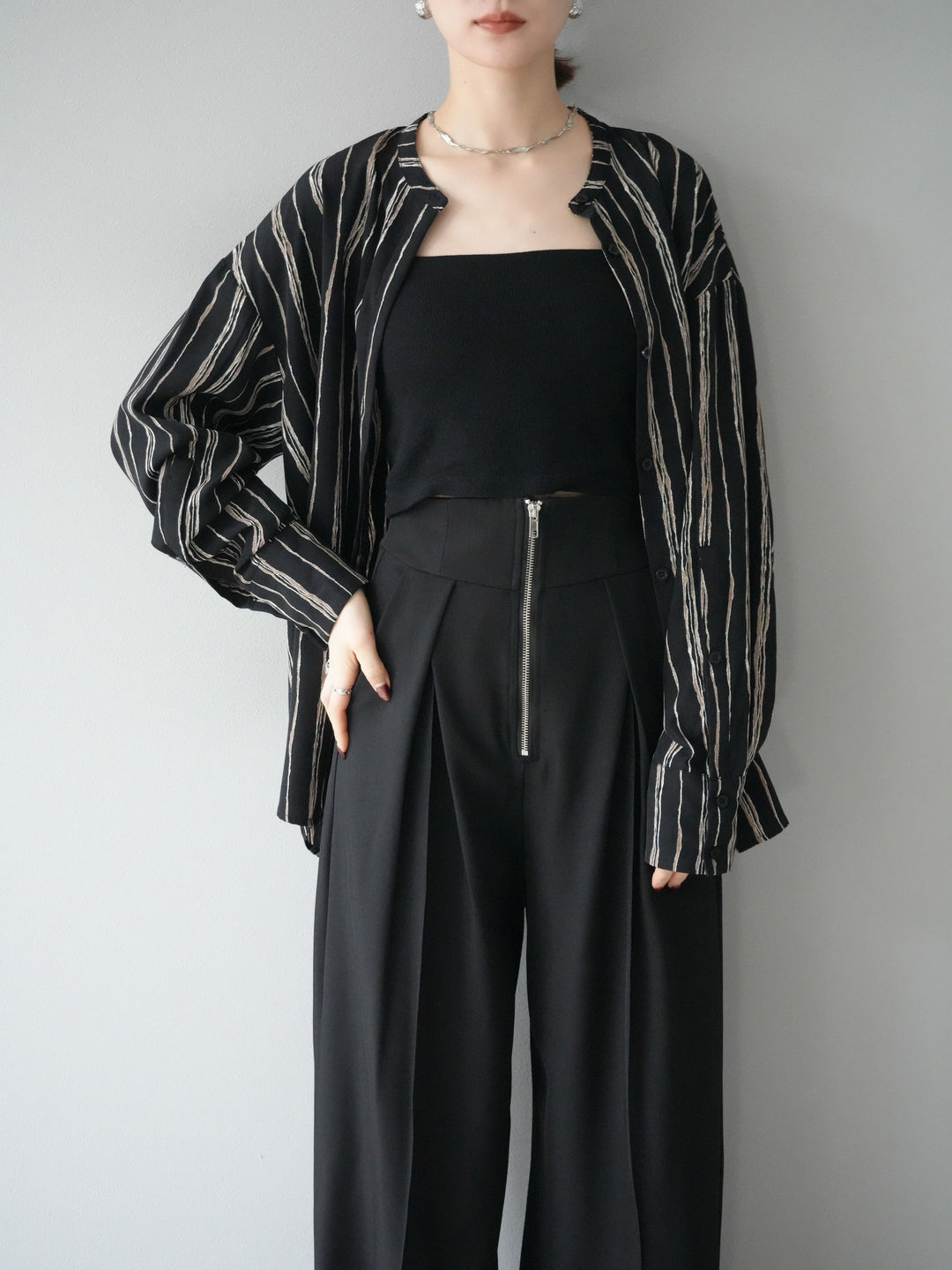 [予約]ペンタッチストライプ2WAYスリーブバンドカラーシャツ/ブラック