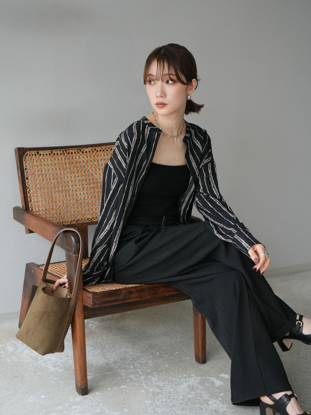 [予約]ペンタッチストライプ2WAYスリーブバンドカラーシャツ/ブラック