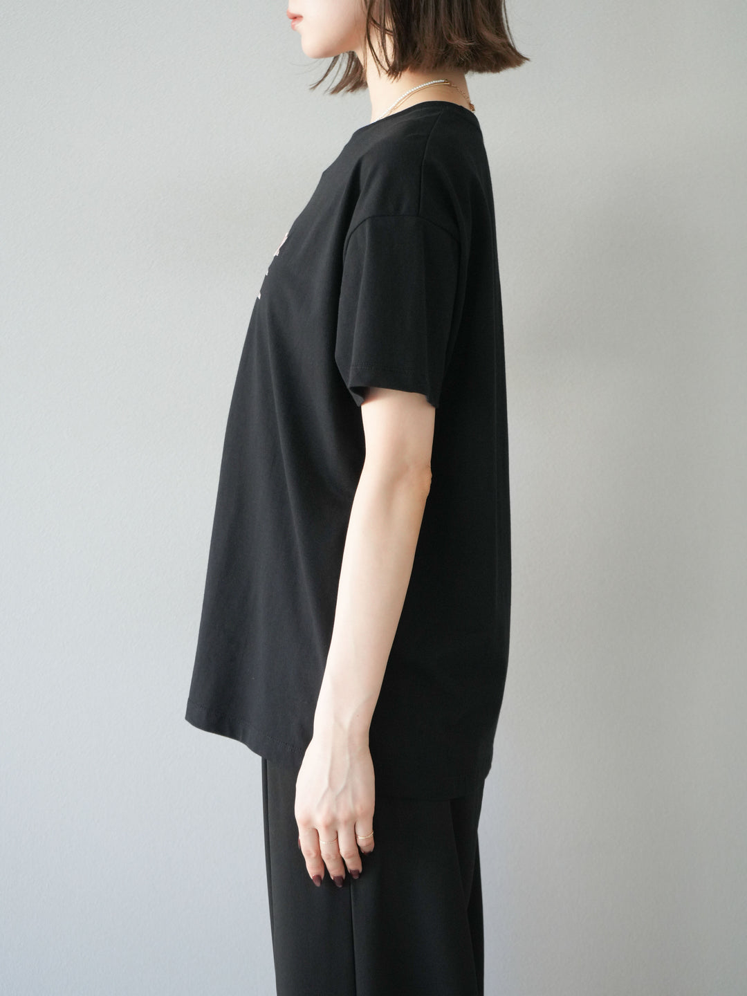 [予約]デザインロゴ刺繍Tシャツ/ブラック