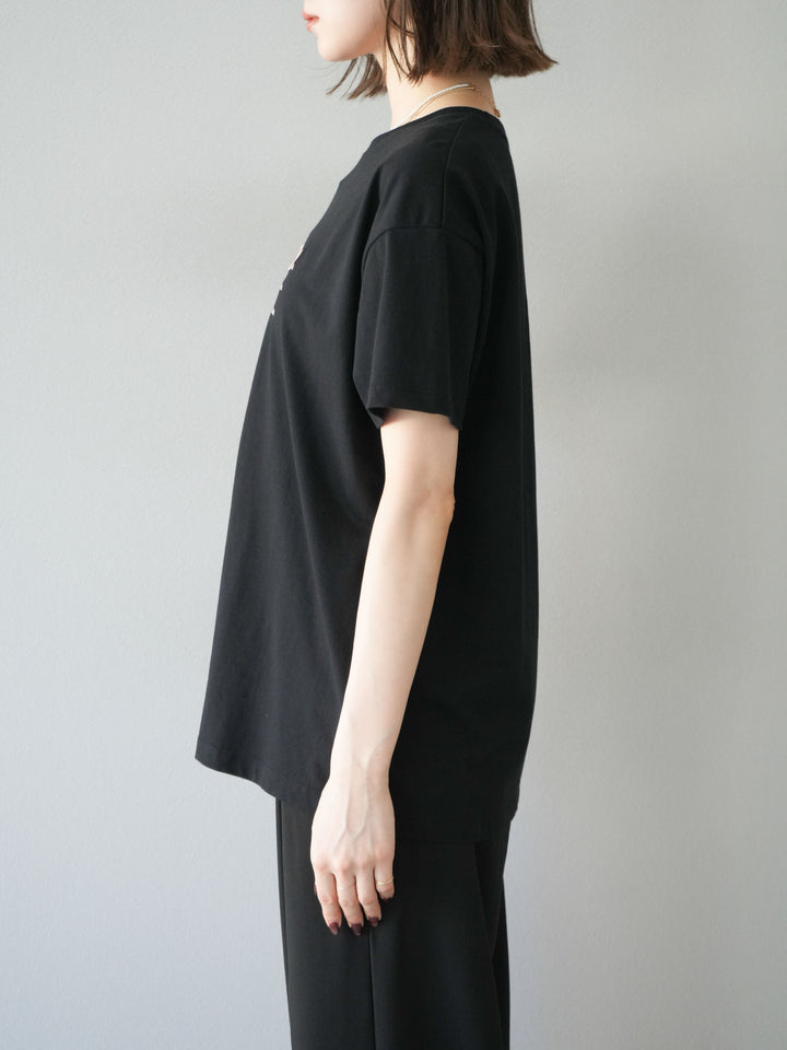 [予約]デザインロゴ刺繍Tシャツ/ブラック