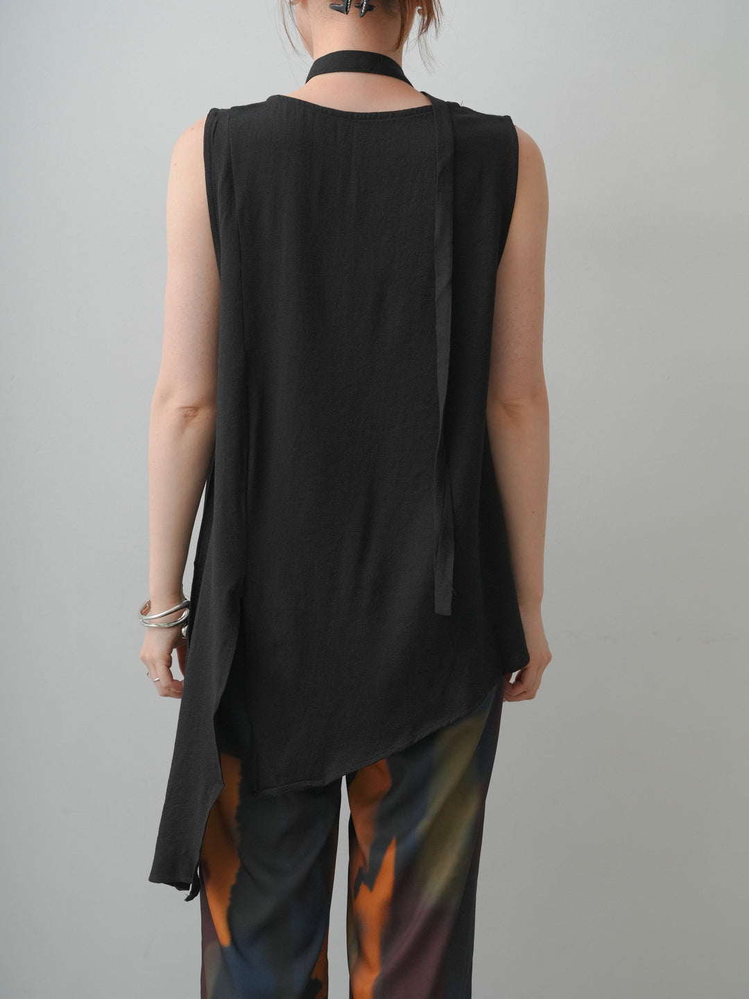 [予約]タイ付アシメヘムノースリトップス/black