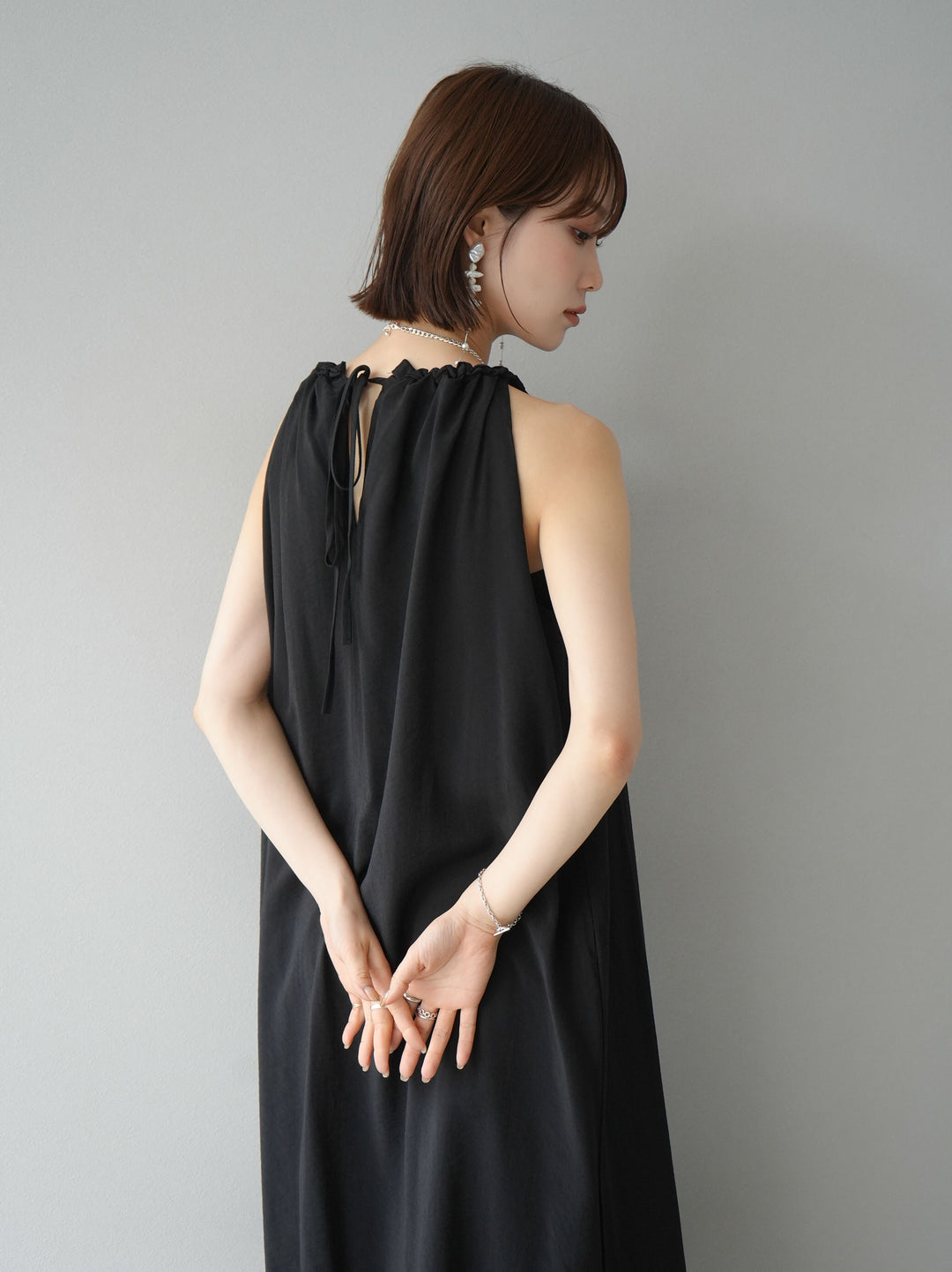 【預訂】設計領口無袖連身裙/黑色