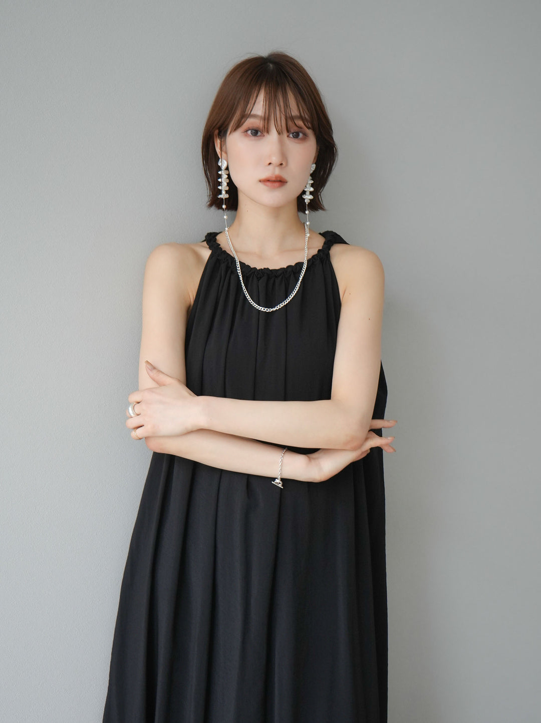 【預訂】設計領口無袖連身裙/黑色