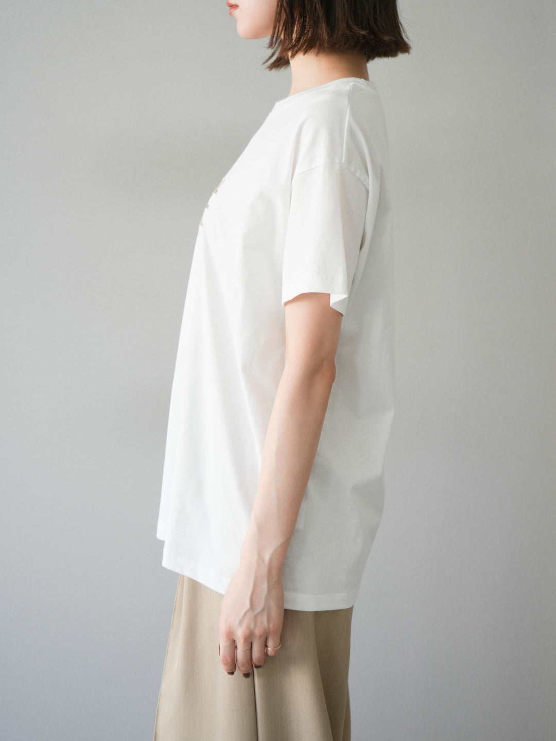 [予約]デザインロゴ刺繍Tシャツ/オフホワイト