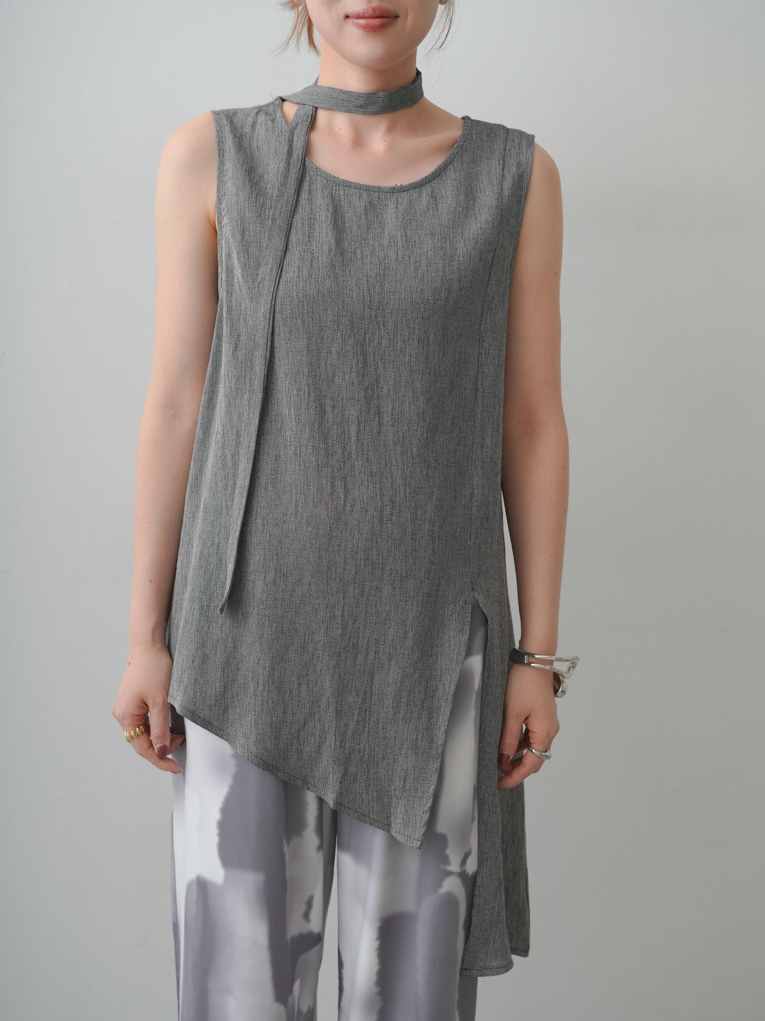 [予約]タイ付アシメヘムノースリトップス/gray