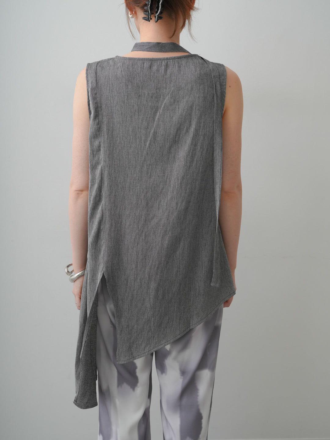 [予約]タイ付アシメヘムノースリトップス/gray