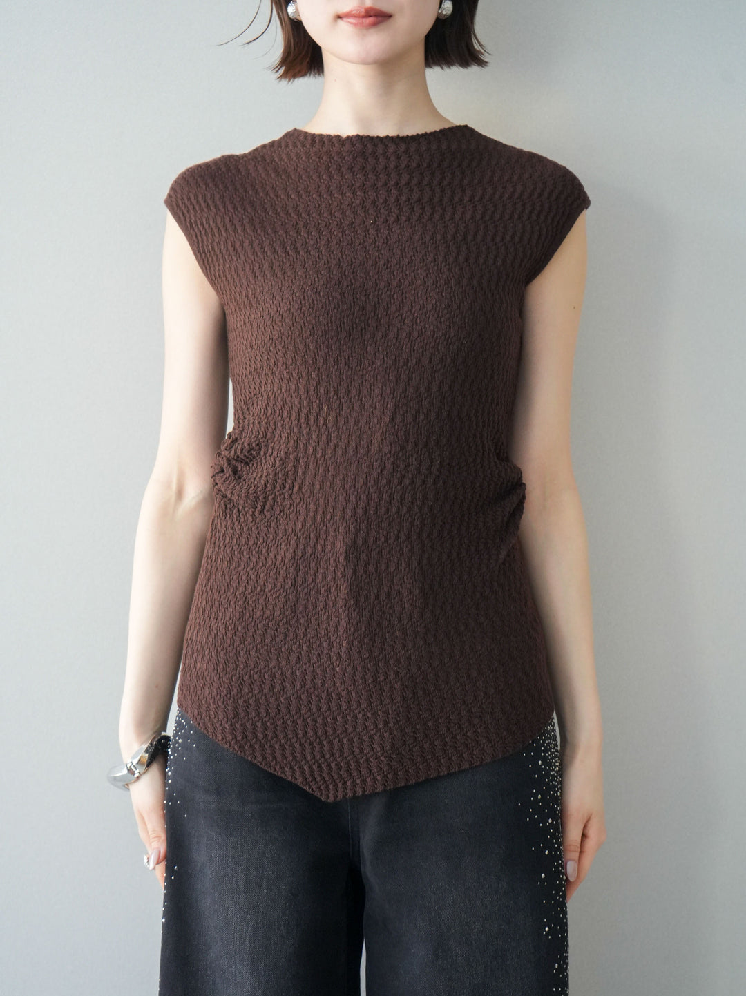 [予約]サイドシャーリングボトルネックノースリーブニットプルオーバー/brown