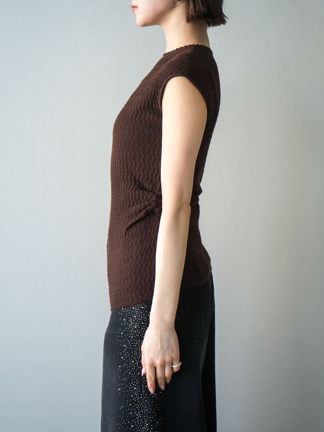 [予約]サイドシャーリングボトルネックノースリーブニットプルオーバー/brown