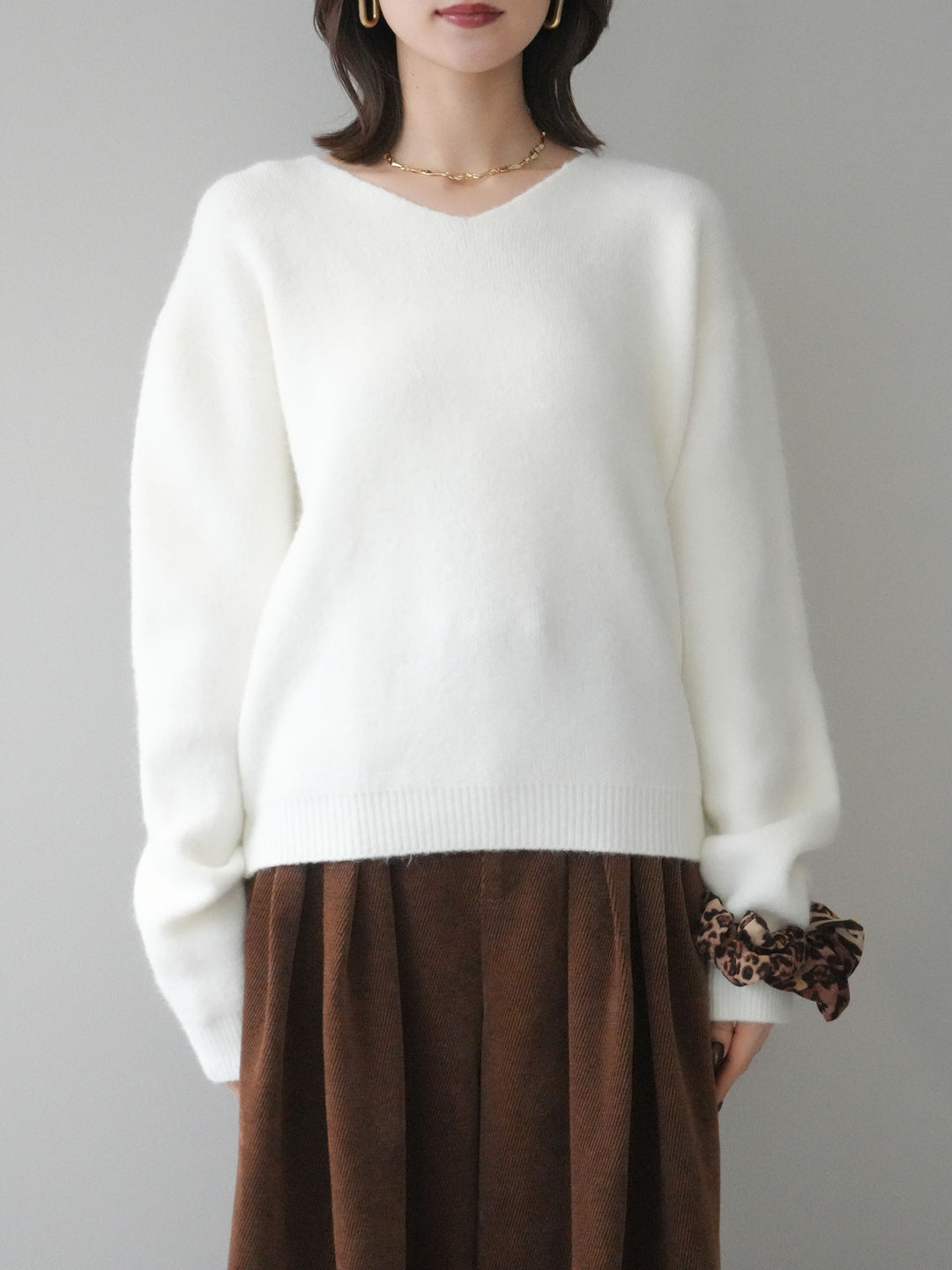 [予約]シュシュ付きアンゴラタッチVネックニットプルオーバー/white