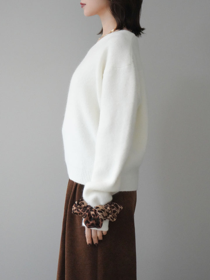 [予約]シュシュ付きアンゴラタッチVネックニットプルオーバー/white