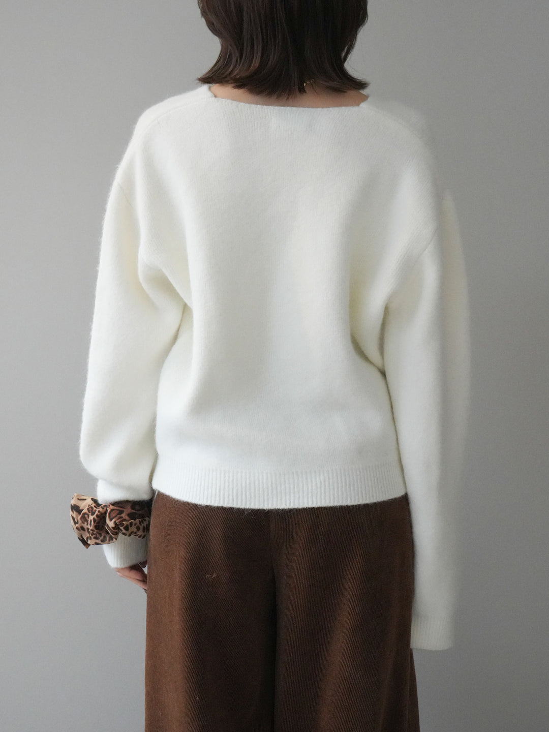 [予約]シュシュ付きアンゴラタッチVネックニットプルオーバー/white