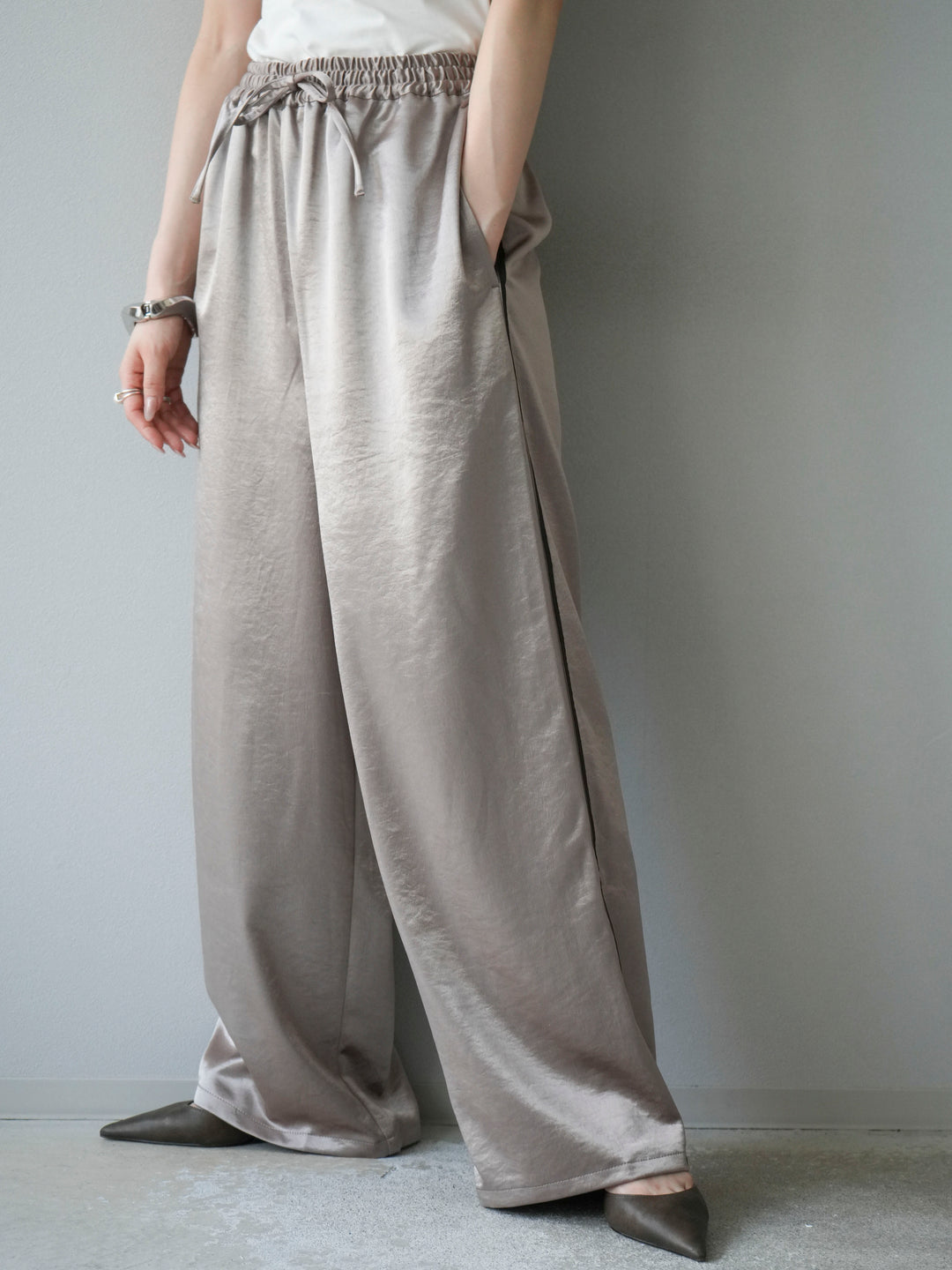 [予約]サテンラインワイドパンツ/グレージュ