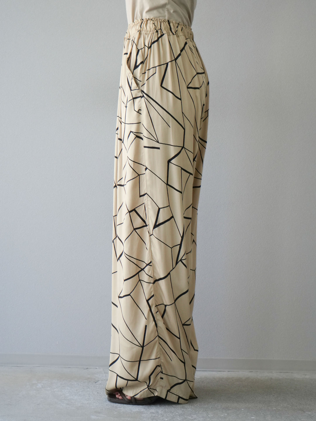 [予約]ビスコースサテンプリントタックイージーパンツ/ベージュ