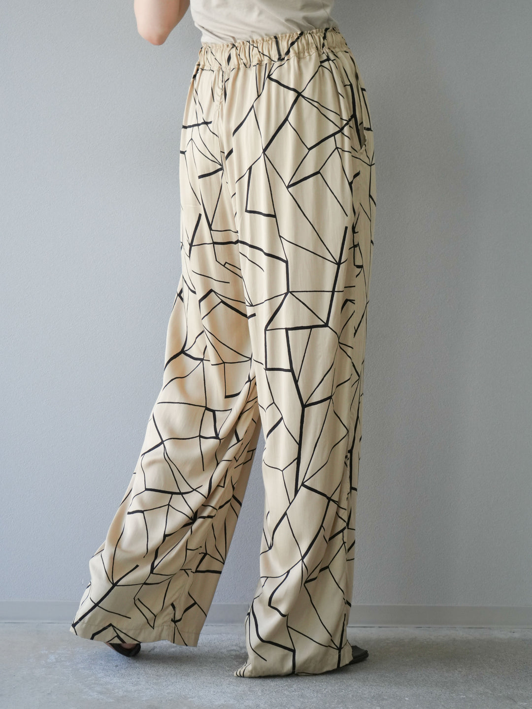 [予約]ビスコースサテンプリントタックイージーパンツ/ベージュ