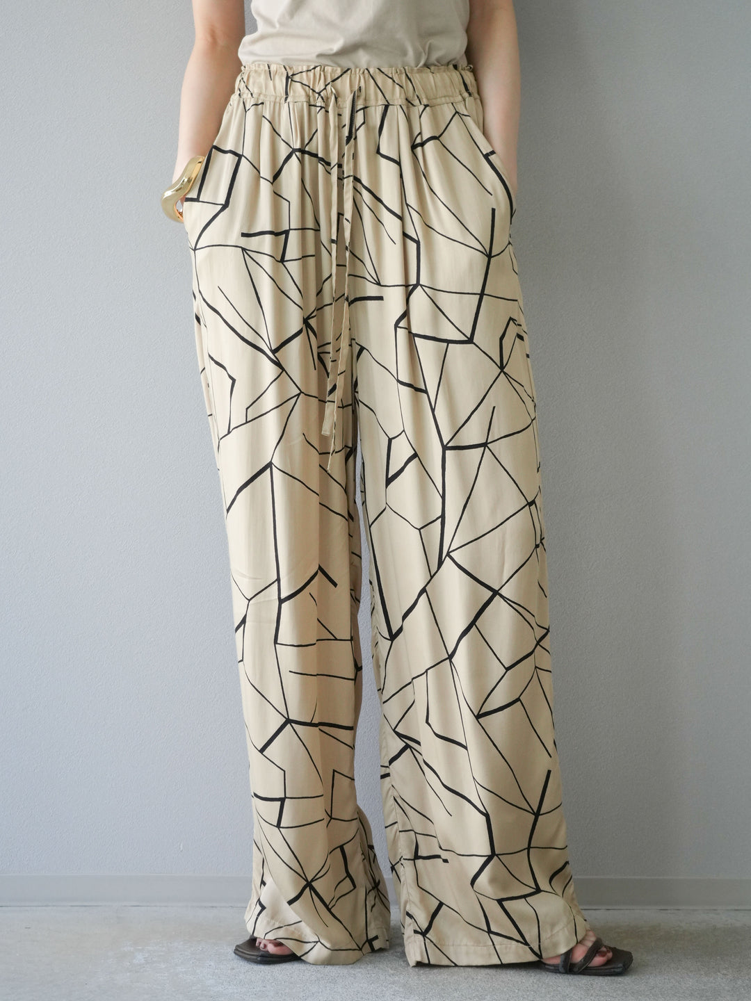 [予約]ビスコースサテンプリントタックイージーパンツ/ベージュ