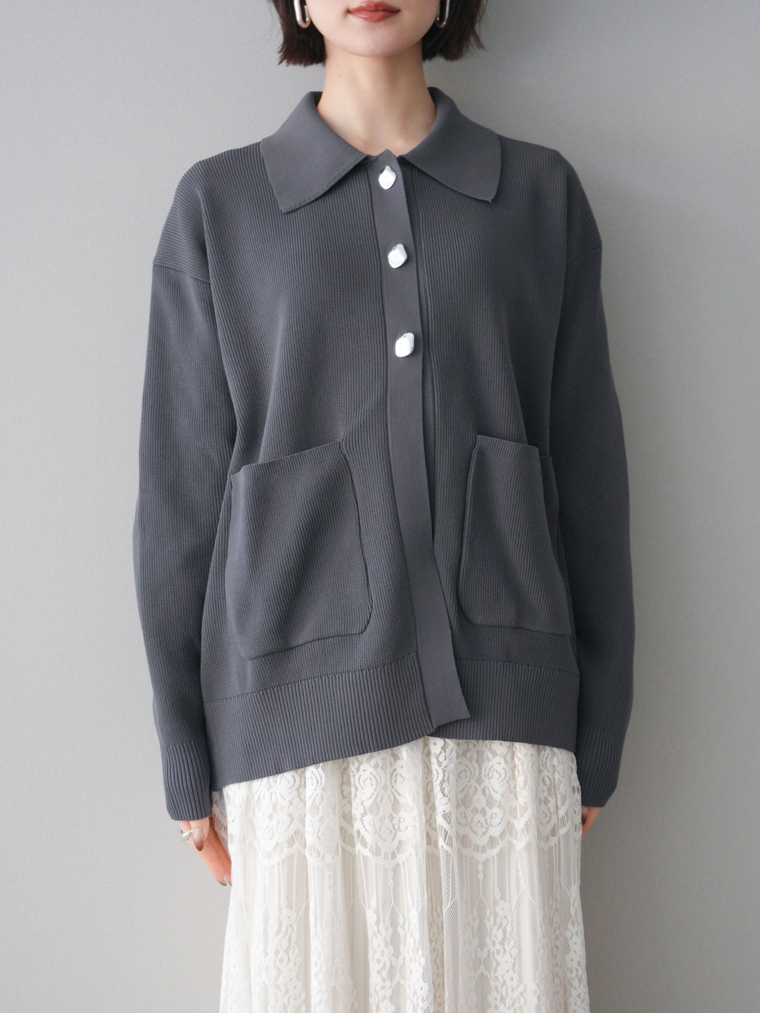 [予約]メタルボタン襟付きポリエステルニットカーディガン/charcoal