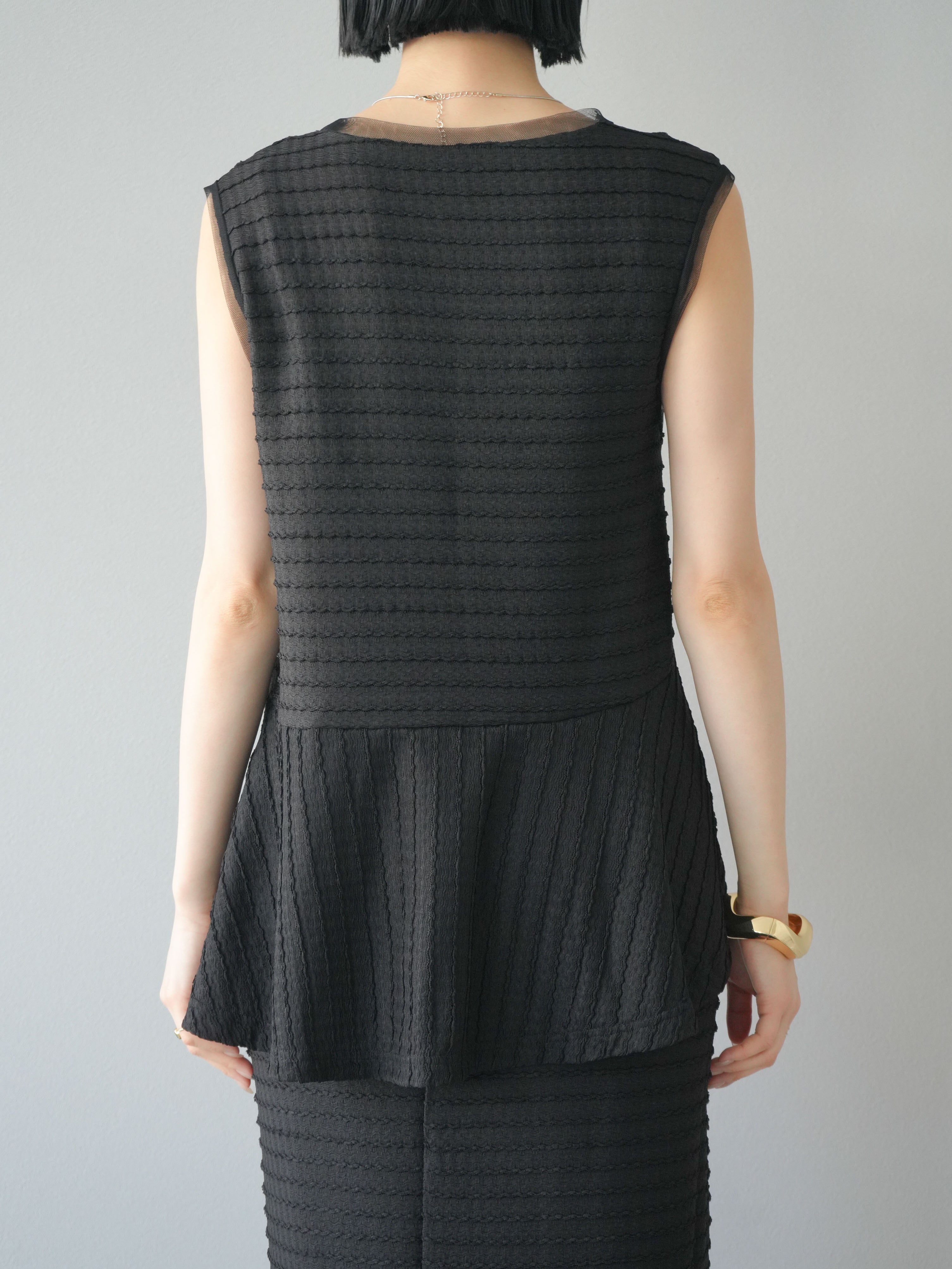 予約]ジャガードウェーブぺプラムノースリーブ/ブラック – Lumier