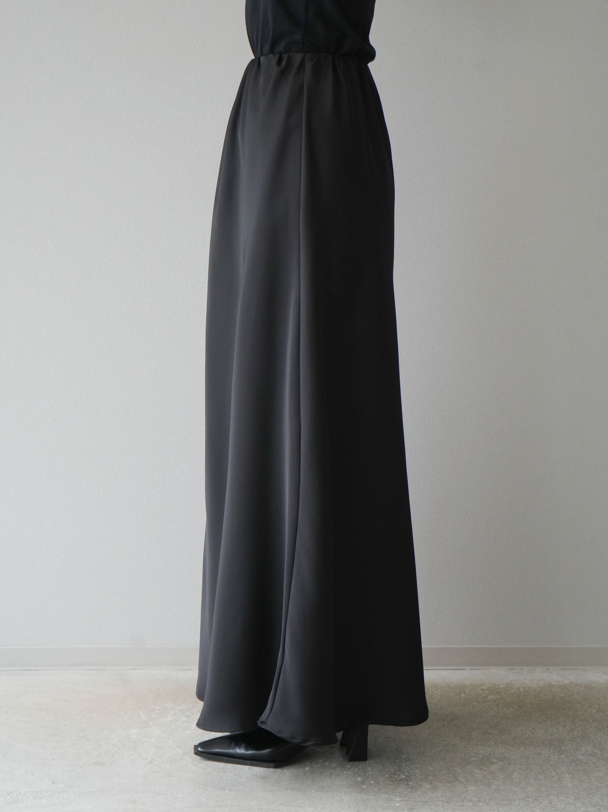 予約]リラックスサテンナロースカート/ブラック – Lumier