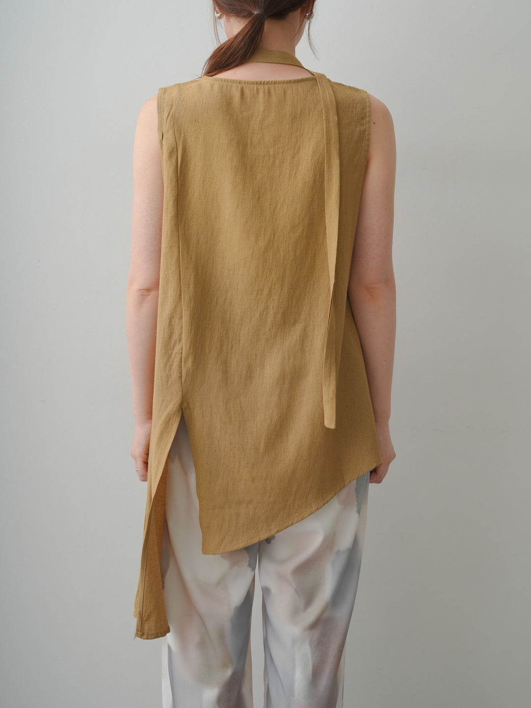 [予約]タイ付アシメヘムノースリトップス/beige