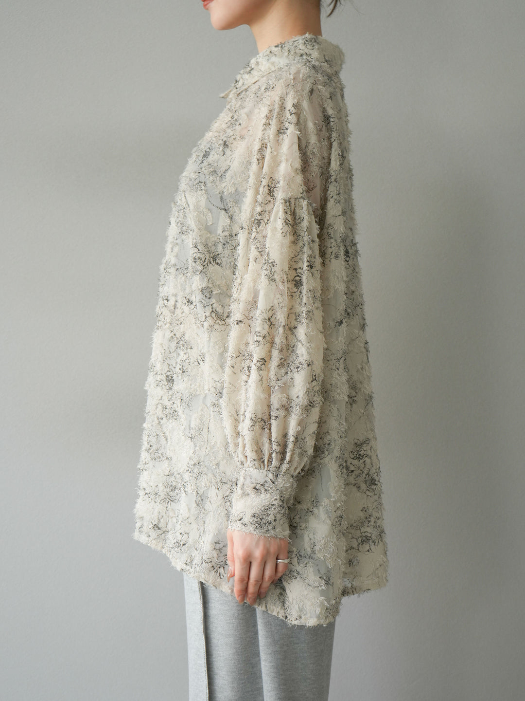 [予約]ニュアンスフリンジジャガードボリュームスリーブブラウス/ベージュ