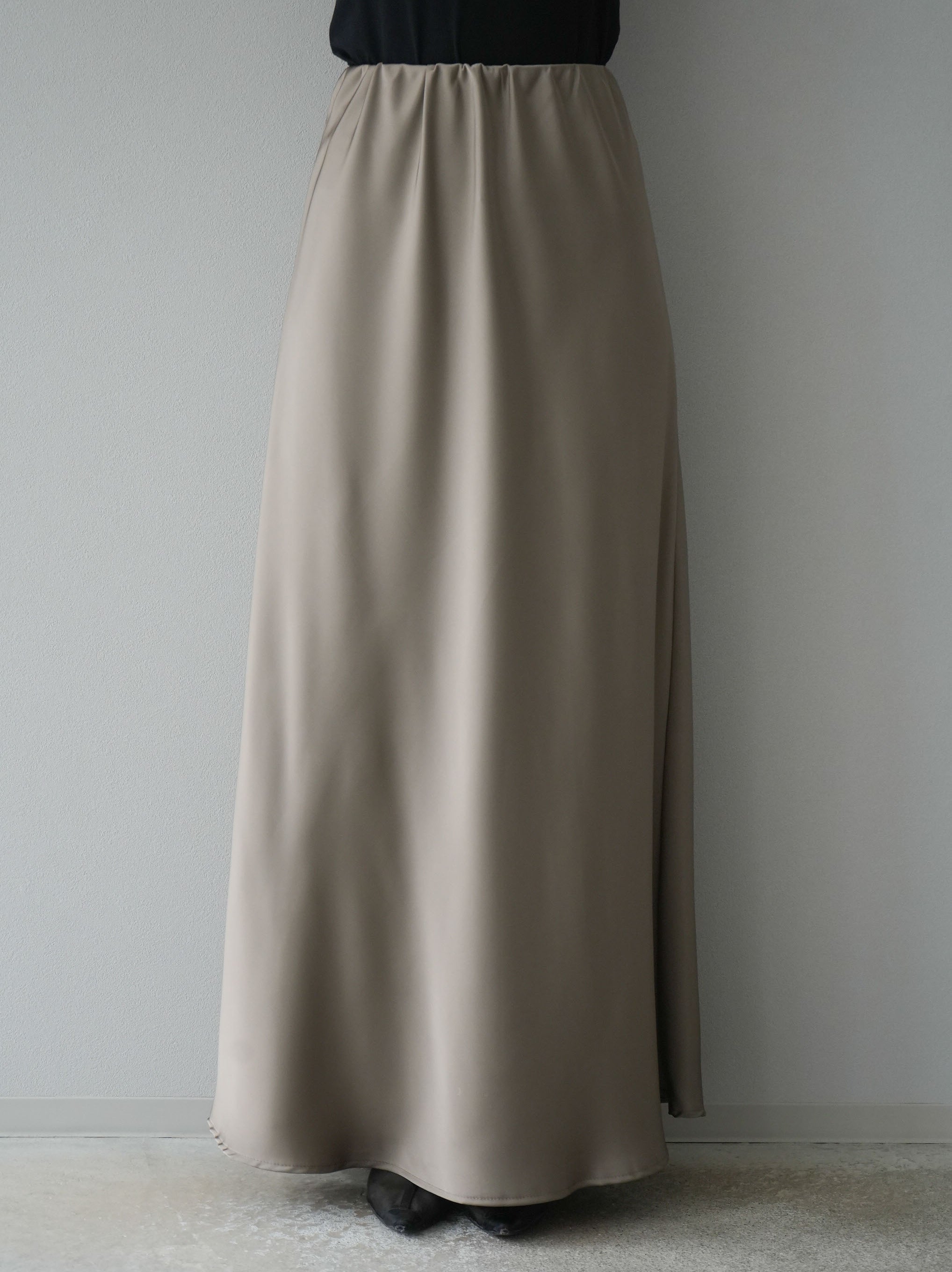 予約]リラックスサテンナロースカート/グレージュ – Lumier