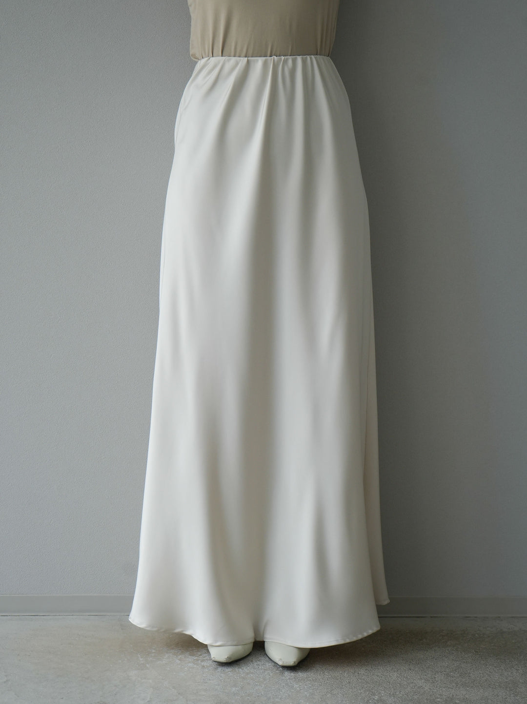 【預購】寬鬆緞面窄裙/象牙白