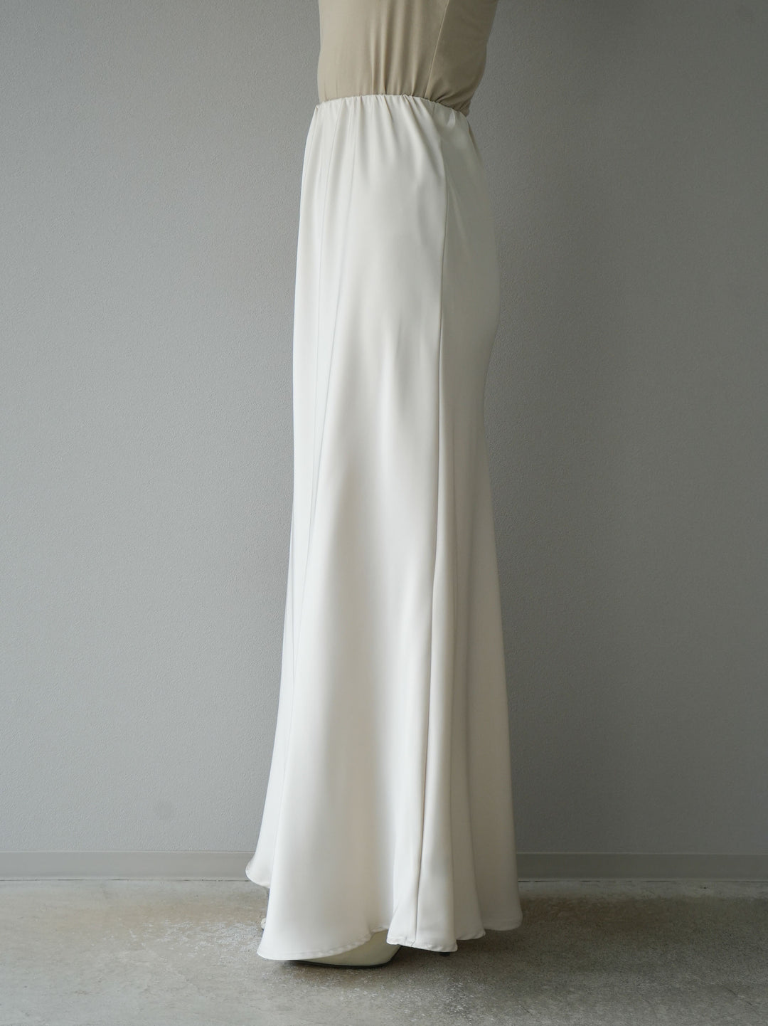 【預購】寬鬆緞面窄裙/象牙白