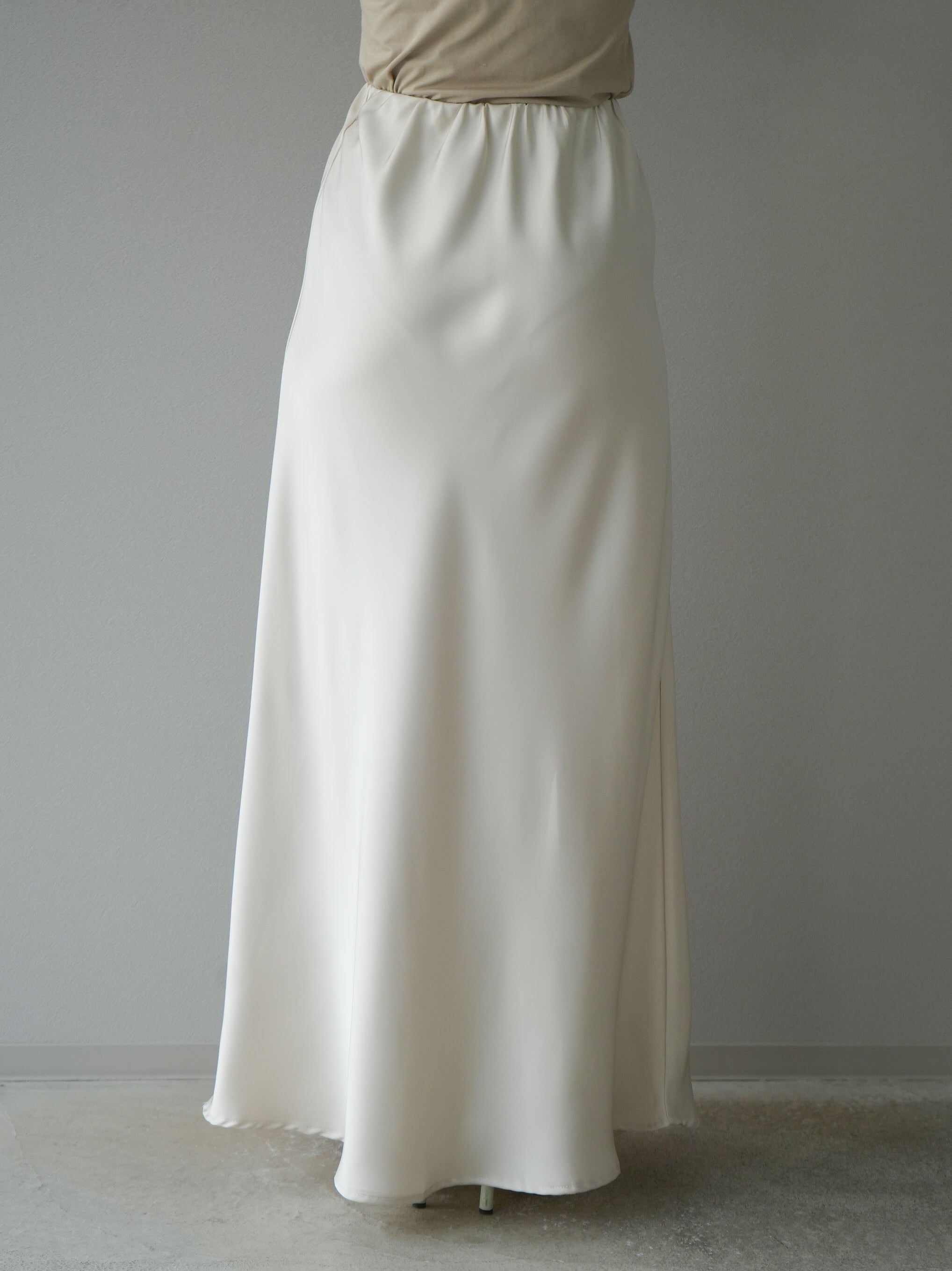 予約]リラックスサテンナロースカート/アイボリー – Lumier