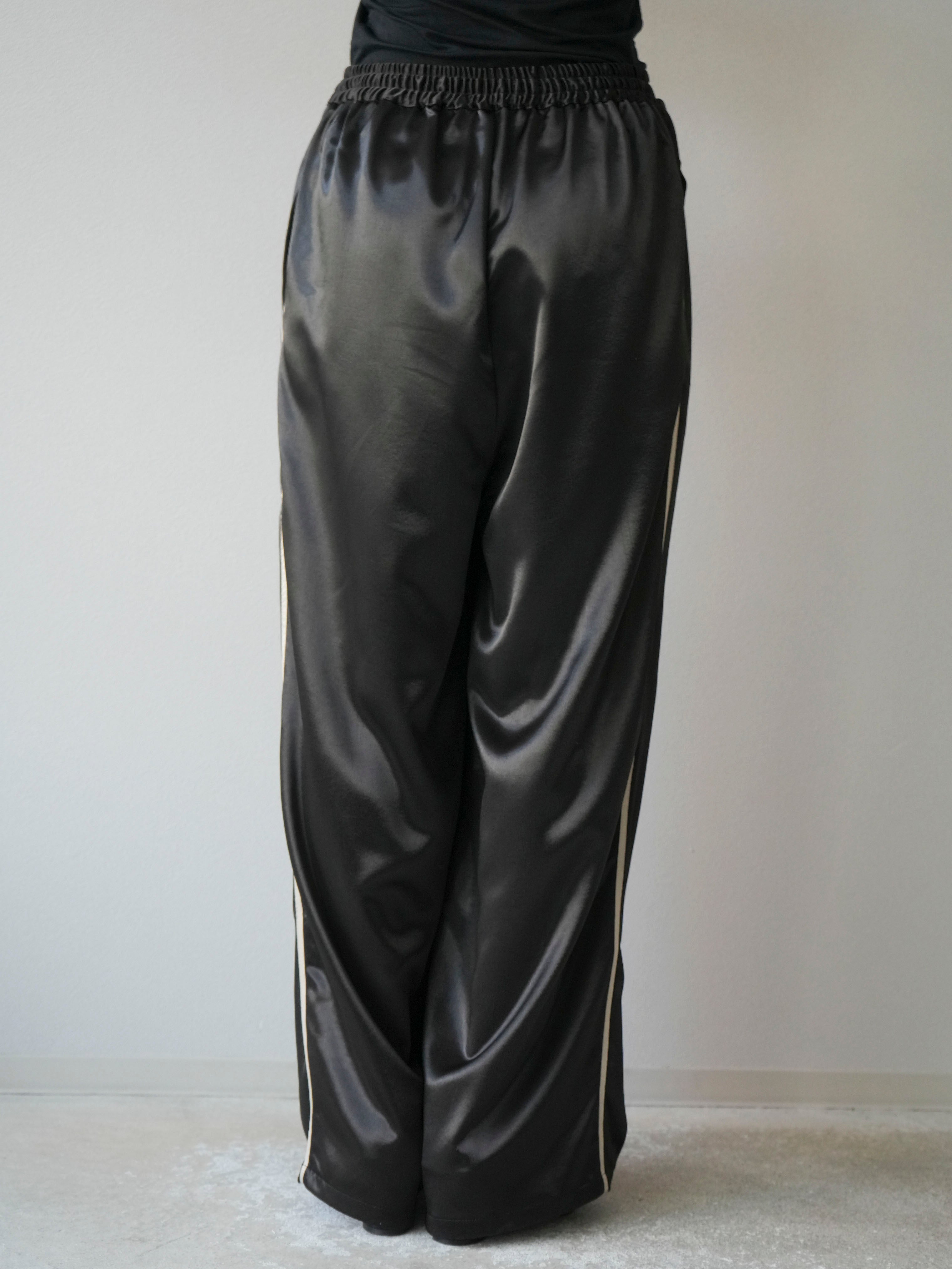 予約]サテンラインワイドパンツ/ブラック – Lumier