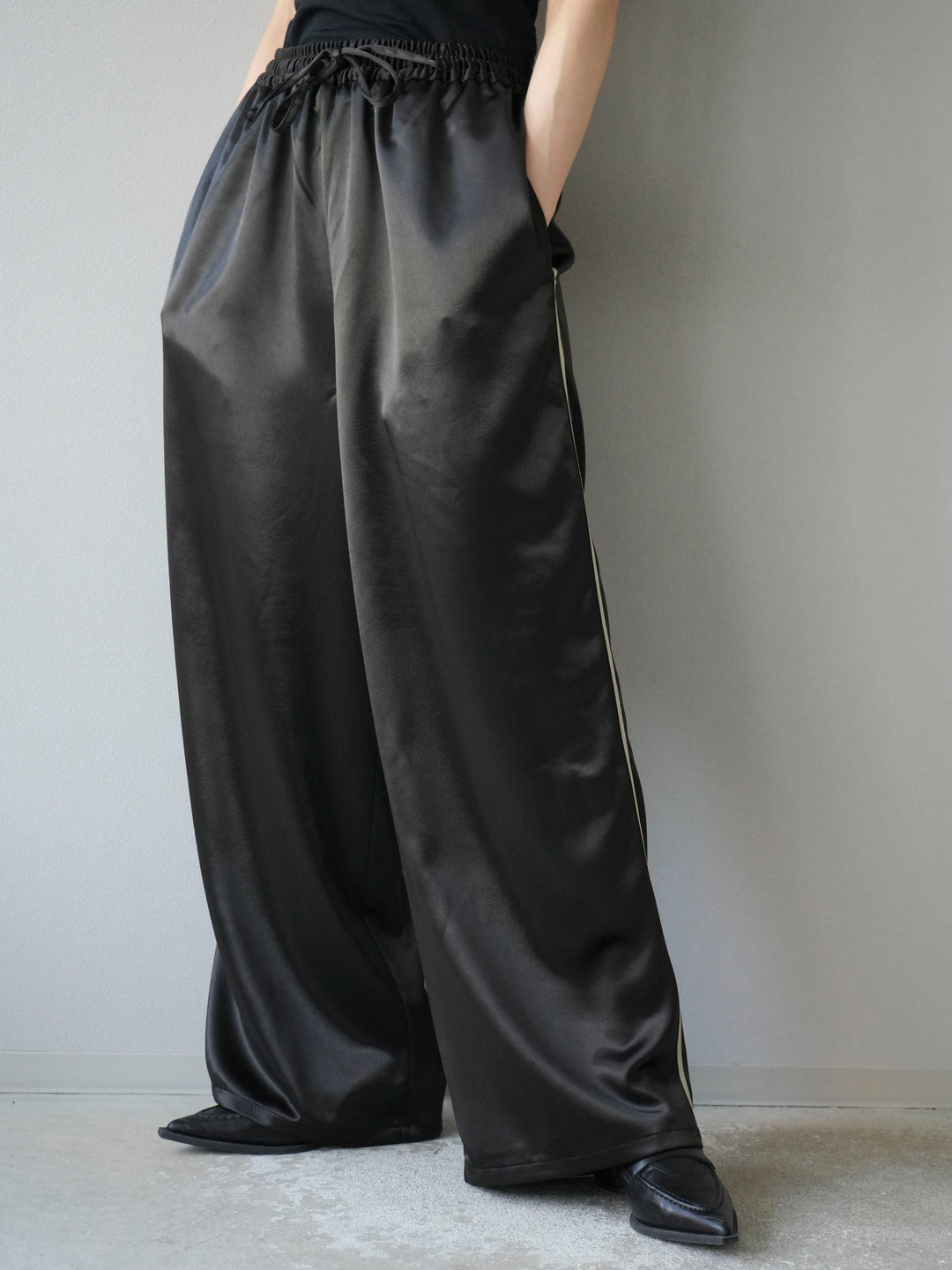 [予約]サテンラインワイドパンツ/ブラック