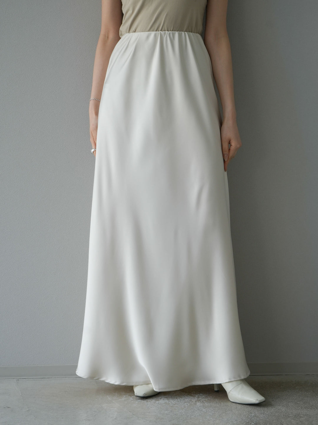 【預購】寬鬆緞面窄裙/象牙白